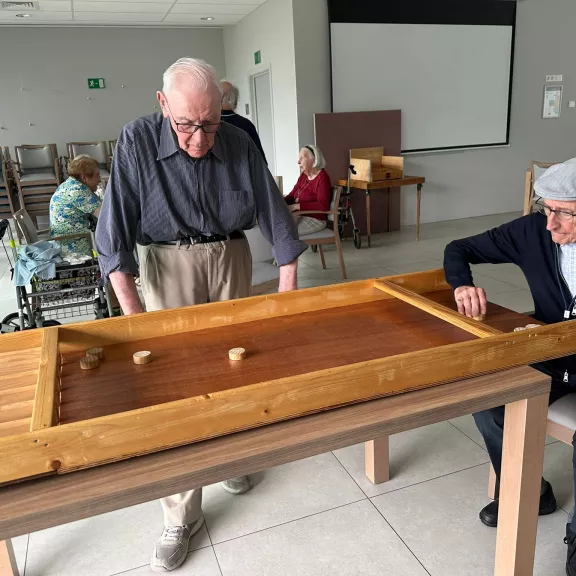 mannen zijn druk aan het sjoelen
