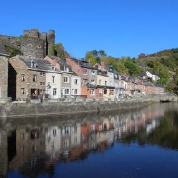 huizen aan de oever van een rivier