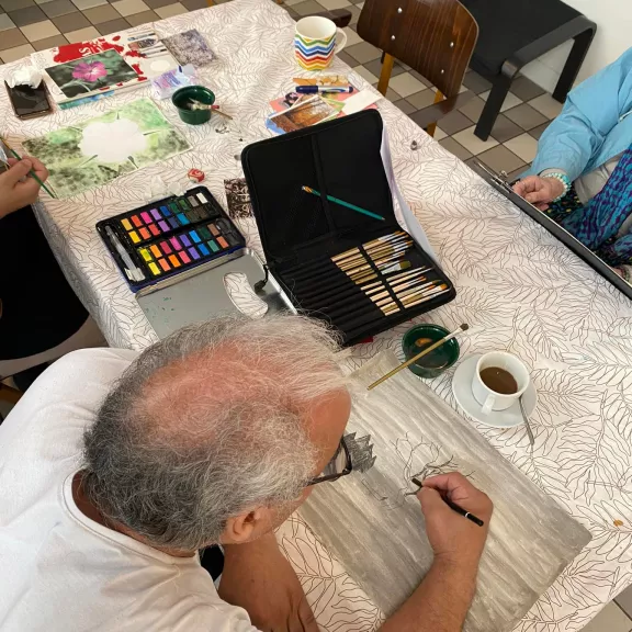 man kleurt een tekening in