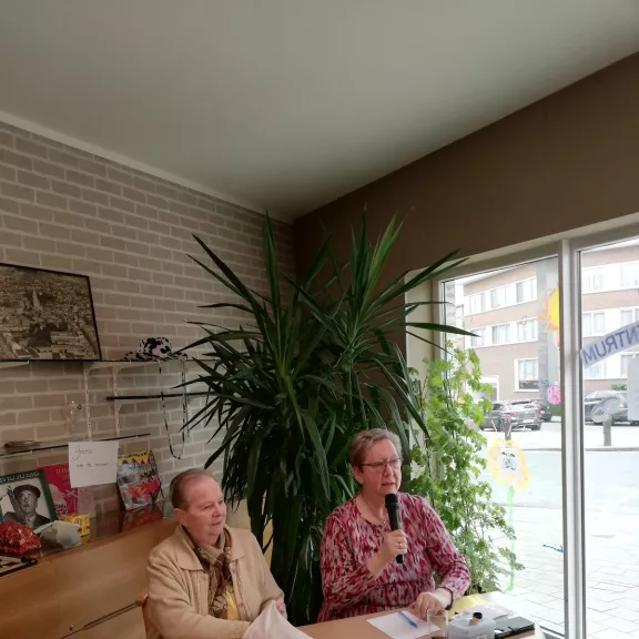 Vrouwen die Bingo spelen