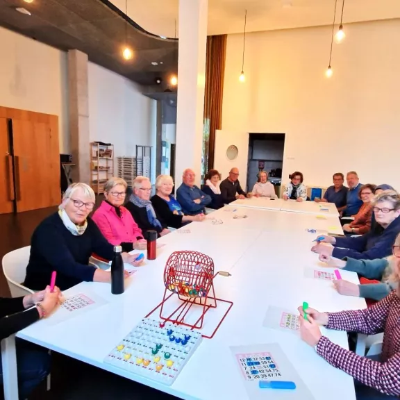Mensen die bingo spelen