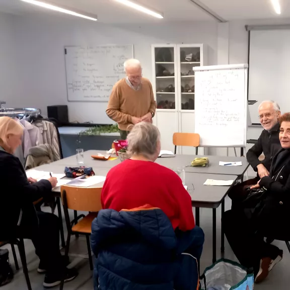 Mannen en vrouwen volgen Engelse les.