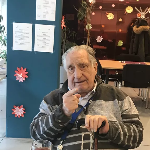 Man geniet van gezelschap in de kantine