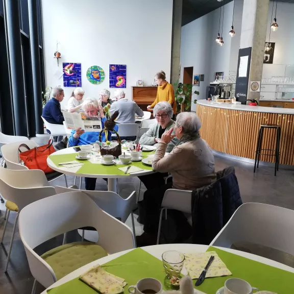 Mensen die samen ontbijten