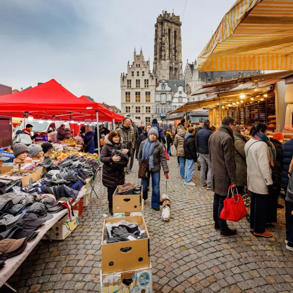 mensen gaan samen naar de wekelijkse markt