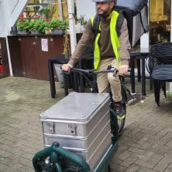 Een man op een fiets
