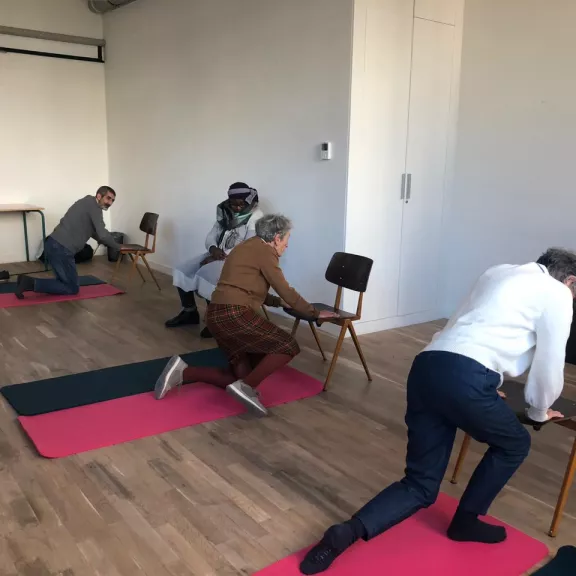 Een groepje doet aan Pilates