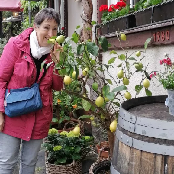 Vrouw ruikt aan citrusplant