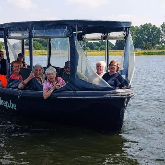 personen zitten op een kleine boot