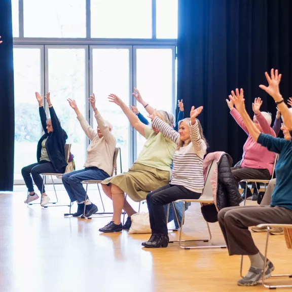 Mensen die bewegingen doen met hun handen