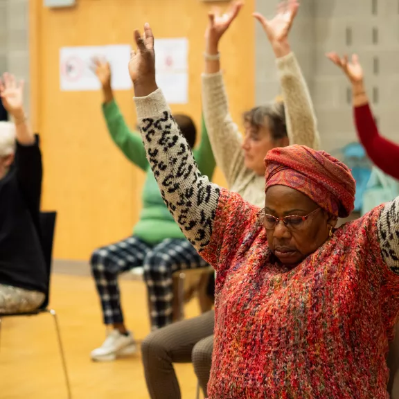 Vrouwen met hun handen omhoog