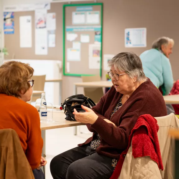 twee vrouwen die met elkaar spreken