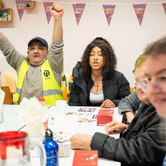 Mensen die Bingo spelen