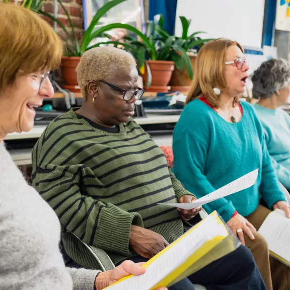 Vrouwen die samen zitten