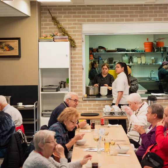 mannen en vrouwen eten samen 