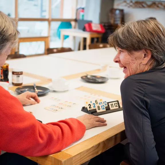 Samen Rummikub spelen
