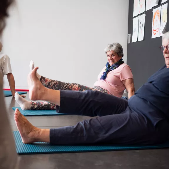Vrouwen die yoga doen