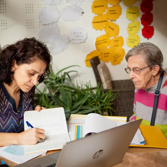 vrouw geeft advies aan een andere dame