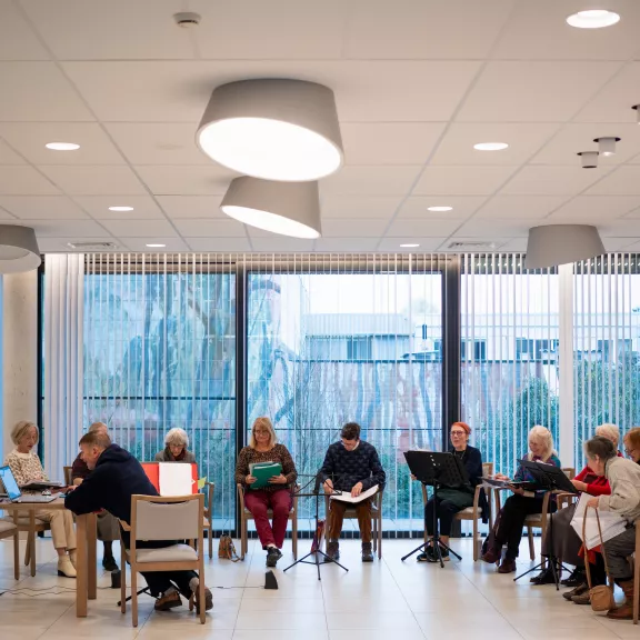 Mensen die samen zitten en zingen