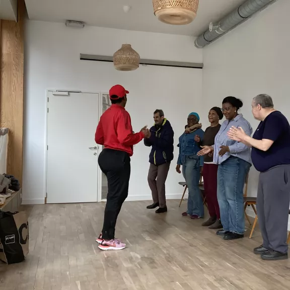 personen doen aan zumba