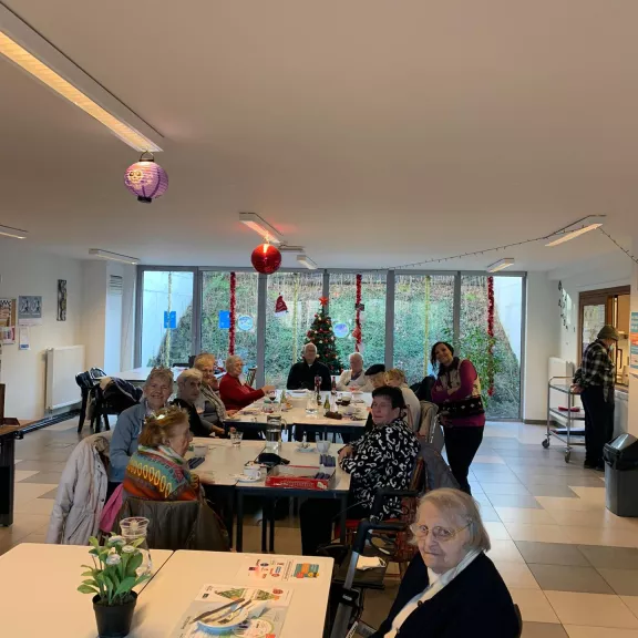 Mensen zitten gezellig samen aan een tafel