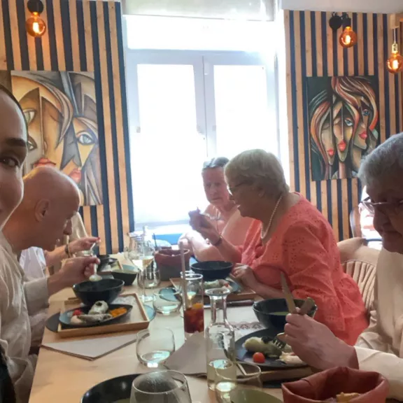 Mensen zitten samen op restaurant