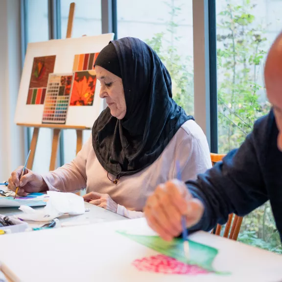 2 mensen die schilderen 