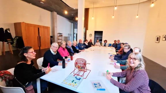Mensen die bingo spelen