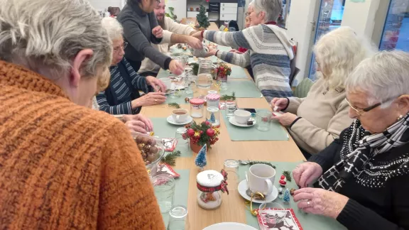 mannen en vrouwen maken kerstversiering