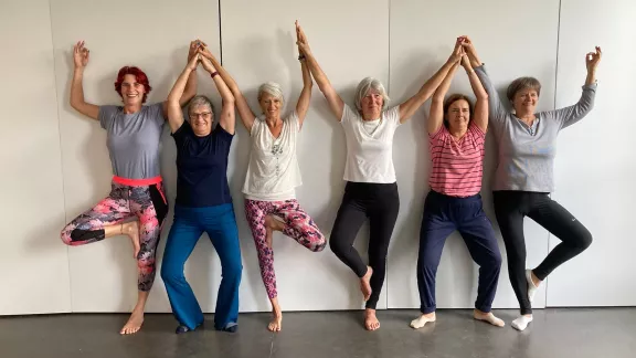 Mensen die Yoga doen