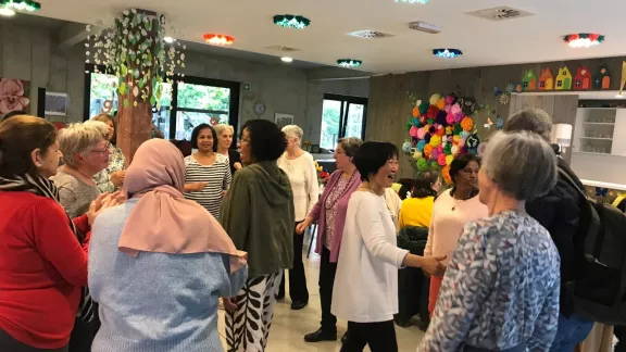 Mannen en vrouwen vieren samen feest