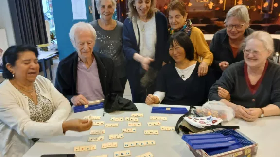 Groepje mensen speelt Rummikub