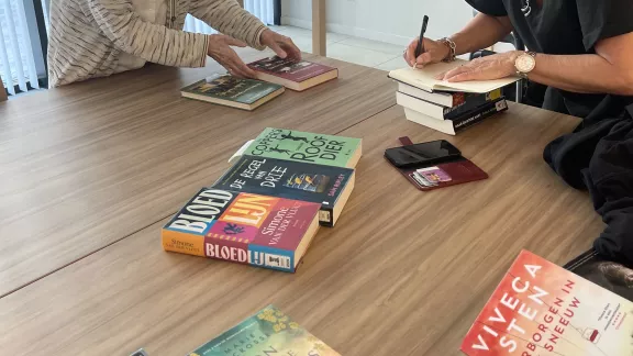 Vrouw signeert boeken
