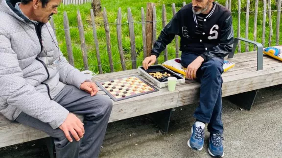 mannen die samen spelen