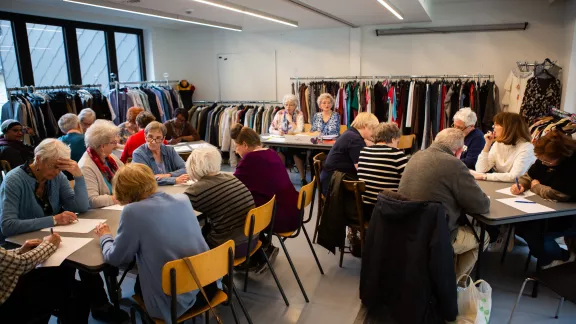 personen zitten aan een tafel in een leslokaal