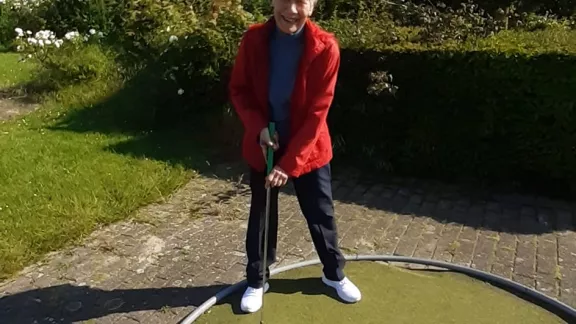 vrouw speelt minigolf