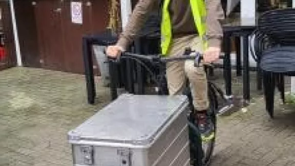 Een man op een fiets