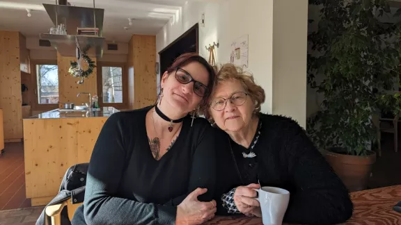 2 vrouwen die samen zitten