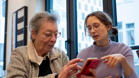 vrouw oefent op smartphone