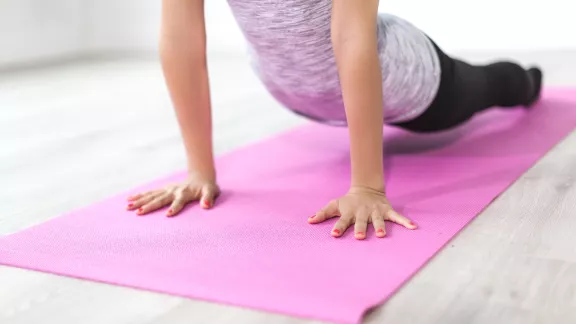 Een vrouw die yoga doet