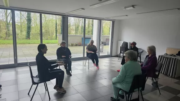 Oudere vrouwen die samen een zachte gym sessie volgen